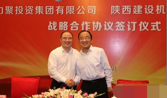 近日，陜建機(jī)械與安徽力聚簽訂戰(zhàn)略合作協(xié)議，陜建機(jī)械董事長(zhǎng)楊宏軍，副總經(jīng)理、營(yíng)銷(xiāo)總監(jiān)賀衛(wèi)東，安徽力聚投資集團(tuán)董事長(zhǎng)宋執(zhí)壽，黨支部書(shū)記陳邦勤以及安徽潤(rùn)路公司總經(jīng)理杜永龍等單位領(lǐng)導(dǎo)出席了會(huì)議