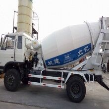 河南攪拌罐車生產(chǎn)廠家，億立實(shí)業(yè)4m3混凝土罐車專賣